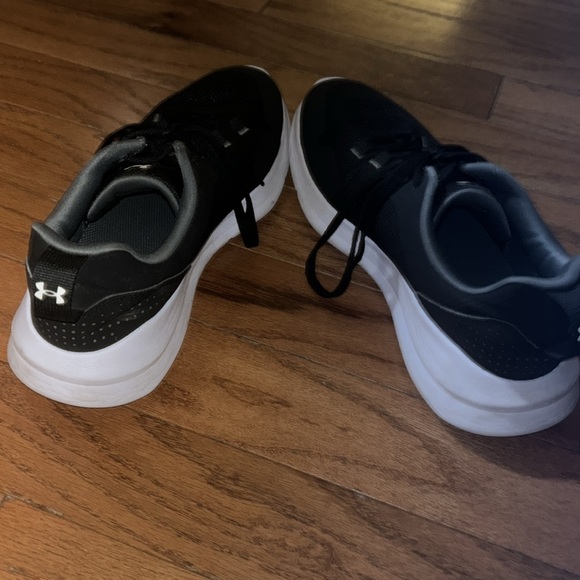 Under Armour shoes - Picture 3 of 6